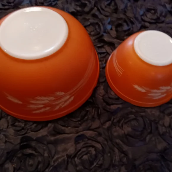 Vintage Pyrex bowls - Picture 3 of 4